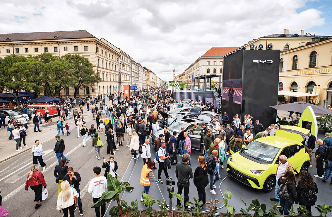 2025年9月11日,人 们在德国慕尼黑国际车展户外展区比亚迪展区参观(资料照片) 张帆摄/本刊 2025年9月11日,人 们在德国慕尼黑国际车展户外展区比亚迪展区参观(资料照片) 张帆摄/本刊