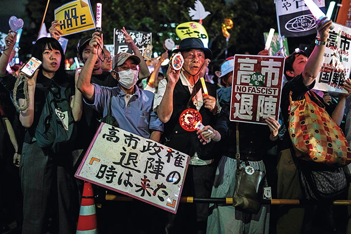 2026年5月29日,在位于日本东京的国会议事堂前,民众手持标语参加抗议集会,抗议高市早苗政府的一系列危险政策动向 2026年5月29日,在位于日本东京的国会议事堂前,民众手持标语参加抗议集会,抗议高市早苗政府的一系列危险政策动向