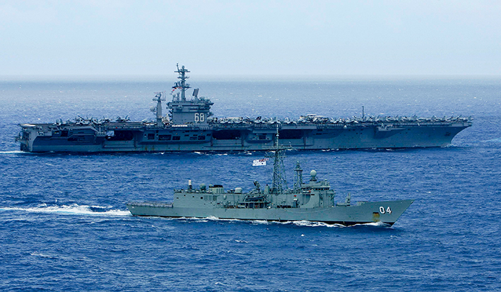 在美国夏威夷瓦胡岛以北海域,参加“环太平洋”军演的一艘澳大利亚海军舰只(前)和美国海军“尼米兹”号航母一同航 行的资料照片 在美国夏威夷瓦胡岛以北海域,参加“环太平洋”军演的一艘澳大利亚海军舰只(前)和美国海军“尼米兹”号航母一同航 行的资料照片