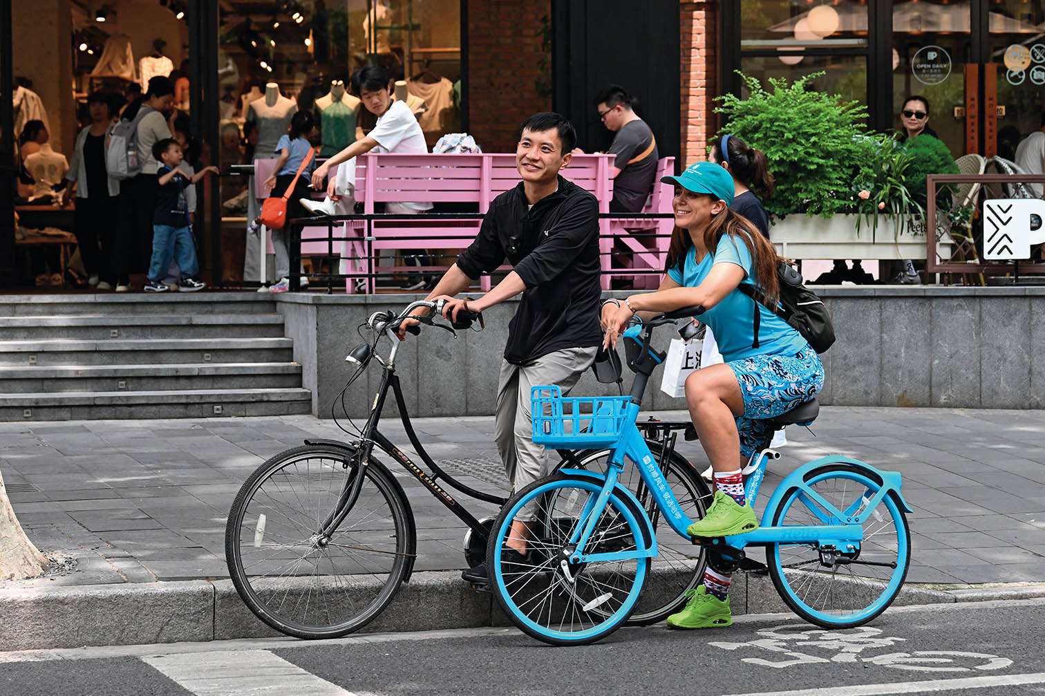 2026年5月23日，入境游定制师刘礼超带领一名美国游客在上海武康路骑行
