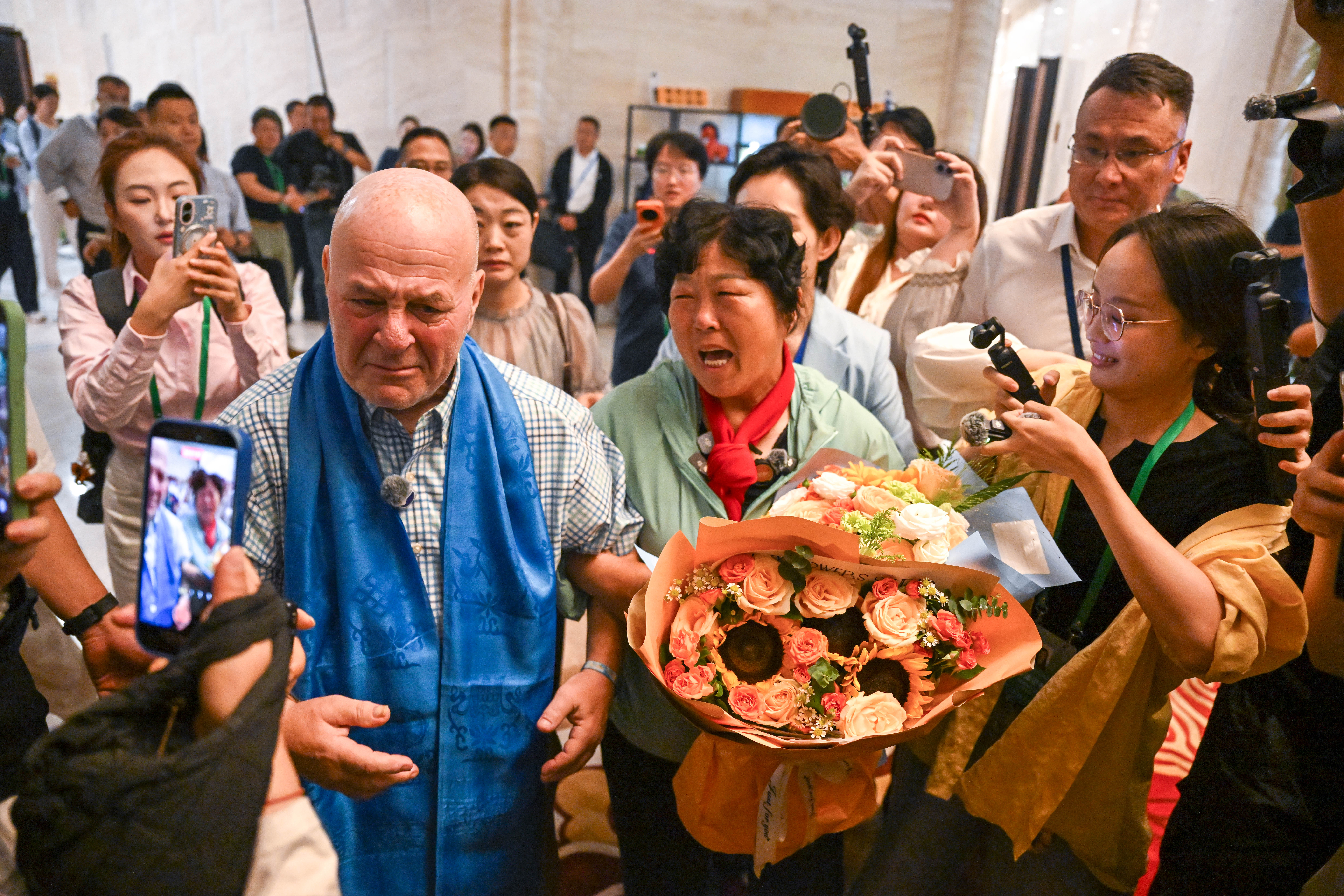 2026年8月23日，在内蒙古鄂尔多斯伊金霍洛国际机场，“赛考斯”和殷玉珍重逢 连振摄/本刊