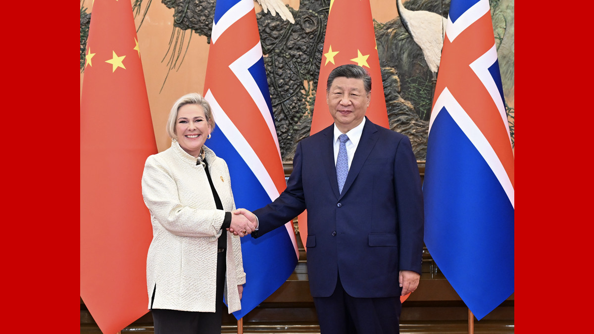 习近平会见冰岛总统托马斯多蒂尔