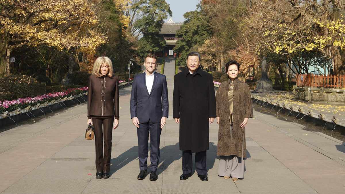 习近平同法国总统马克龙在成都进行友好交流